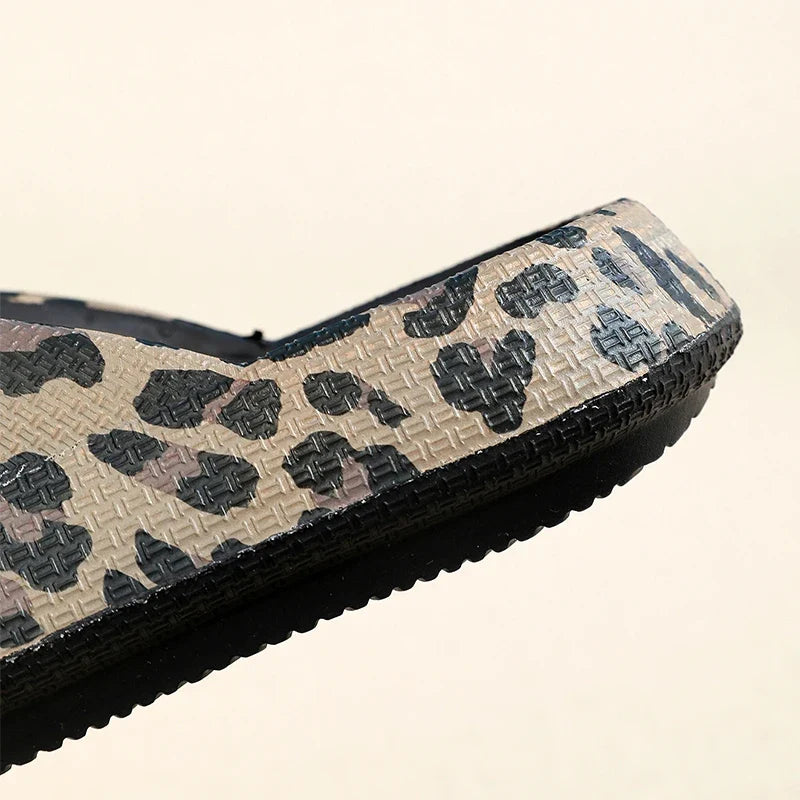 Tongs femme motif léopard