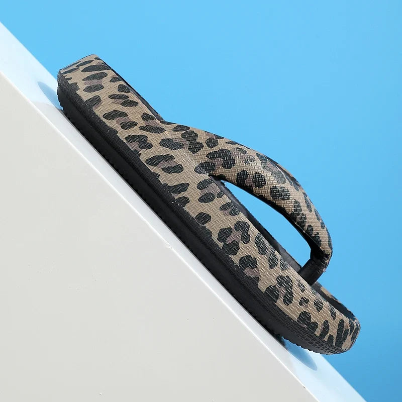 Tongs femme motif léopard